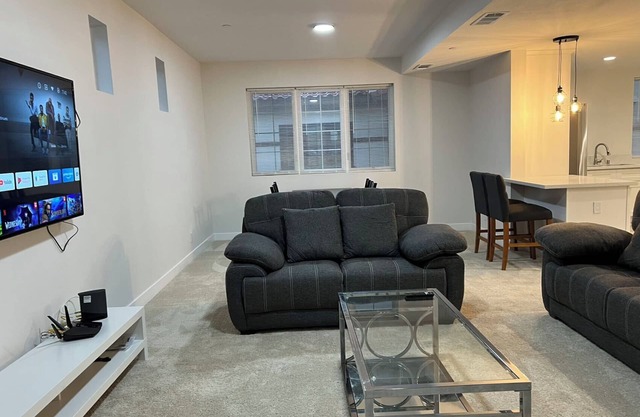 Charming 2-bedroom Arcadia townhome in brilliant Arcadia with WiFi, AC