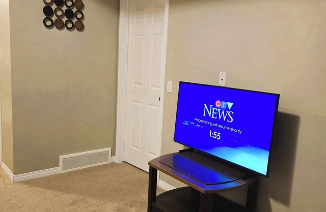 Charming 2-Bedroom Basement Suite: Comfort & Convenience Await in Prime Location