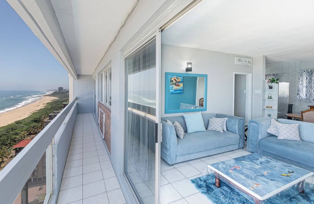 Charming 2-bedroom beachfront apartment with WiFi in Amanzimtoti