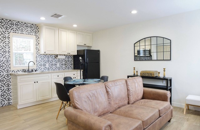 Charming 2-bedroom bungalow with AC, WiFi in welcoming Ontario