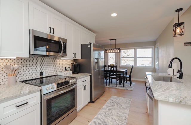 Charming 2-bedroom cottage in peaceful Little Elm with WiFi, AC