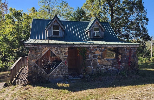Charming 2-bedroom cabin on 18 Acres with WiFi, AC in Compton. Hunting Perfect!