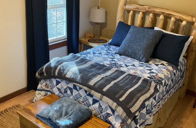 Charming 2-bedroom cabin in Deer with AC, WiFi