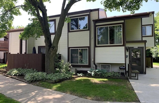 Charming 2-bedroom condo with AC, WiFi in delightful Suburban Milwaukee