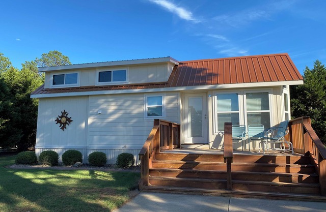 Charming 2-bedroom cottage in the country located on wedding venue property!