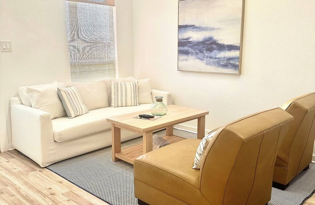 Charming 2-bedroom cottage in coastal San Leon near Pier 6, Topwater Grill.