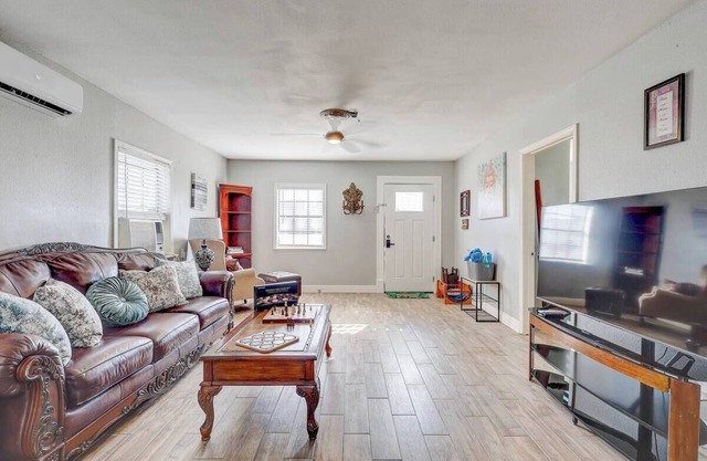 Charming 2-bedroom cottage with AC, WiFi in marvelous Bacliff