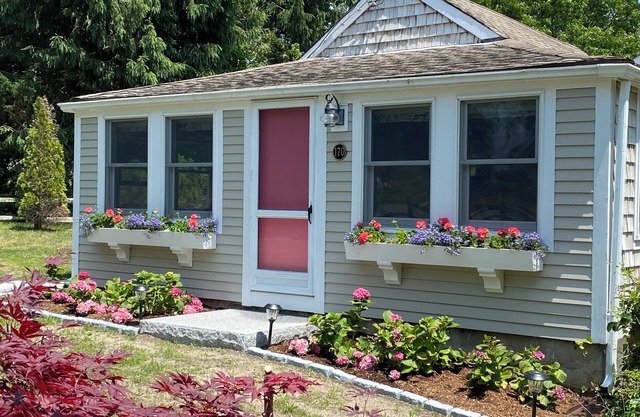 Charming 2-bedroom cottage in wonderful Barley Neck area of Orleans with WiFi AC