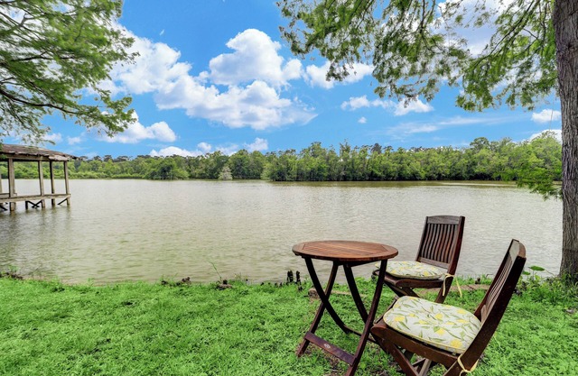 Charming 2-bedroom cottage with Water View in Humble - Pet Friendly!