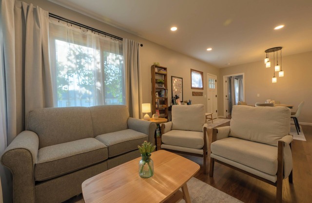 Charming 2-bedroom cottage with WiFi, AC in lovely Pella