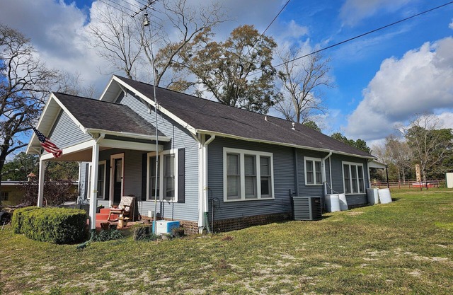 Charming 2-bedroom farmhouse in Saratoga with WiFi and AC on 5-acre gated lot