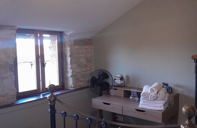 Charming 2-bedroom house in fabulous Vieux-Ruffec with WiFi