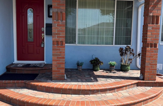 Charming 2-bedroom front house with WiFi and free parking