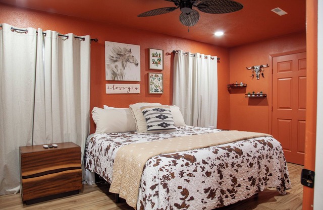 Charming 2-bedroom house in North Dallas -Fully Updated inc 2 dual monitor desks