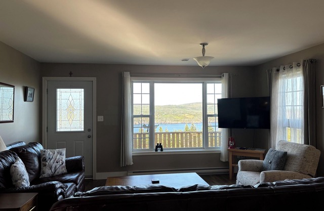 Charming 2-bedroom house with WiFi, AC in welcoming Ferryland
