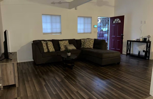 Charming 2-bedroom house with WiFi and AC in Lancaster