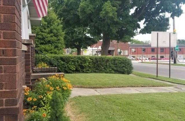 Charming 2-bedroom house in Princeton with 2 queen beds, full kitchen and porch!