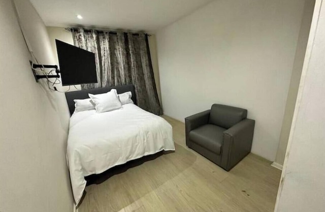 Charming 2-bedroom house in lovely Cape Town with AC