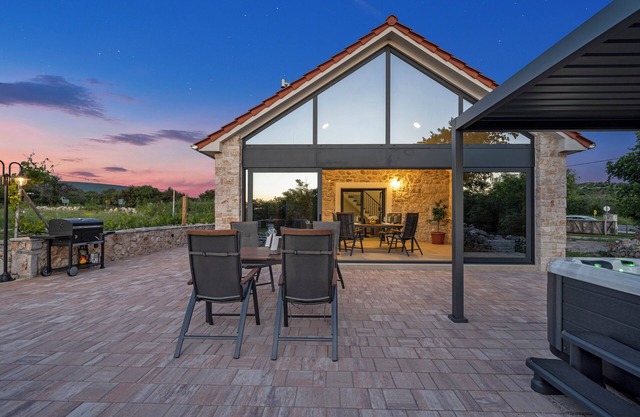 Charming 2-bedroom house with WiFi, AC in enchanting Trbounje