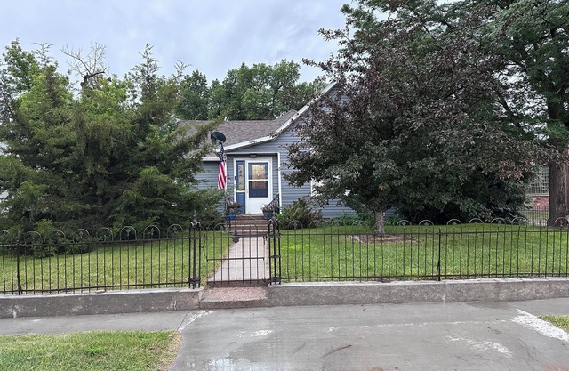 Charming 2-bedroom house with AC, Wi-Fi in serene Crawford, NE.