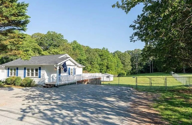Charming 2-bedroom house in Clemson 4mi. from Death Valley and 1mi. from Mac's