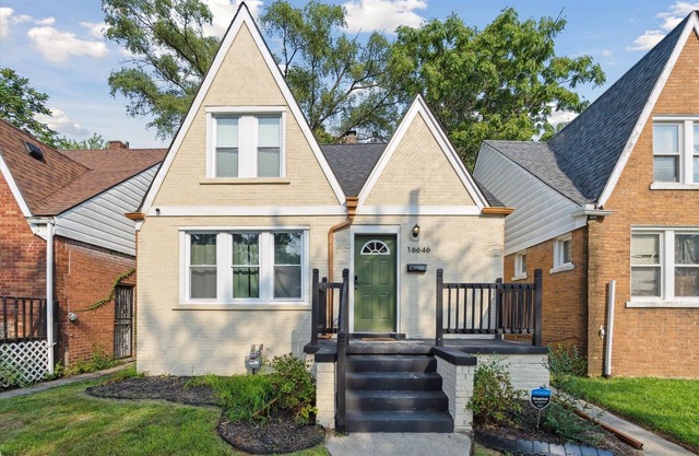 Charming 2-bedroom house in awesome Detroit with WiFi, AC