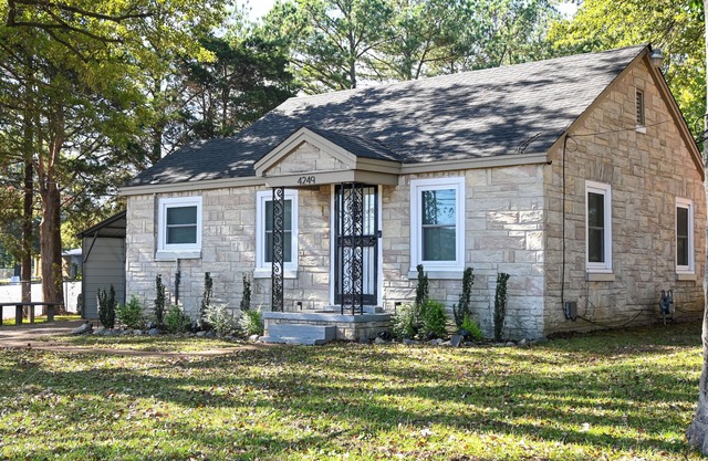 Charming 2-bedroom house in delightful Memphis with AC, WiFi