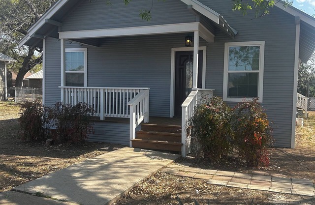 Charming 2-bedroom house with Heat, AC, Cable, WiFi in peaceful Hondo