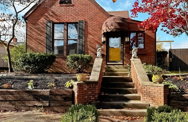 Charming 2-bedroom house in Kokomo w/WiFi, AC, Hot tub
