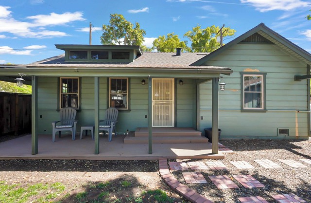 Charming 2-bedroom house in Modesto with AC and WiFi