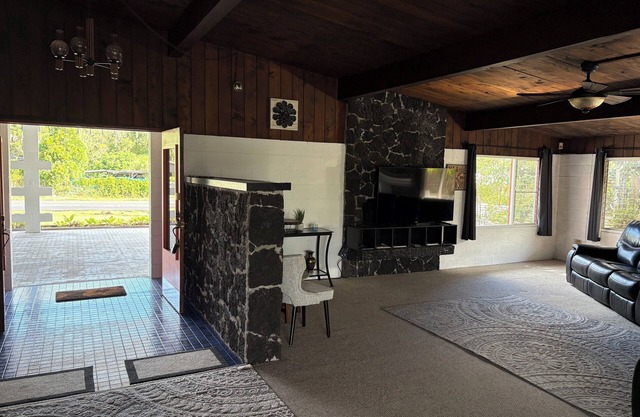 Charming 2-bedroom house in wonderful Pāhoa with free private covered parking