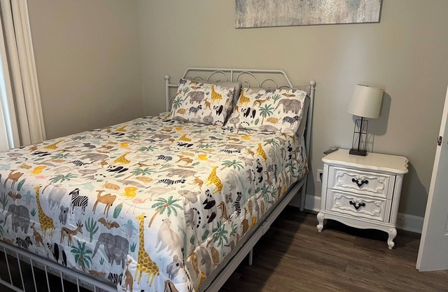 Charming 2-bedroom house with AC, WiFi in welcoming Elon