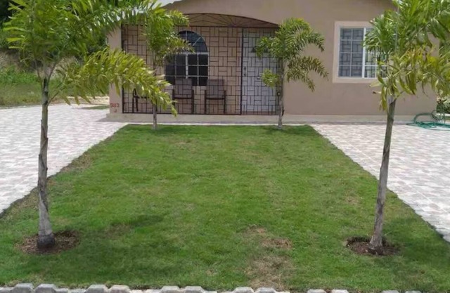 Charming 2-bedroom bungalow with WiFi and AC in Montego Bay