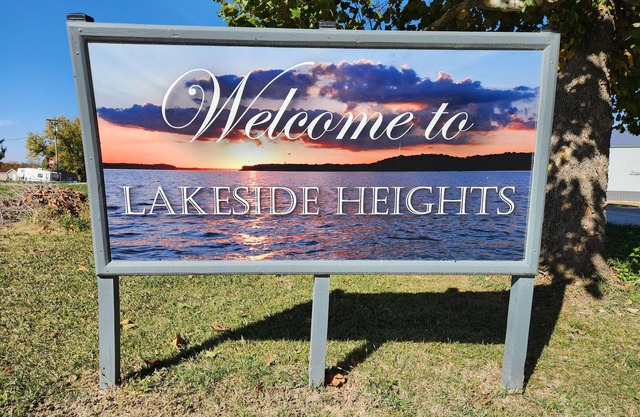 Charming 2-bedroom NEW house with WiFi, AC Pella/Knoxville near Lake Red Rock