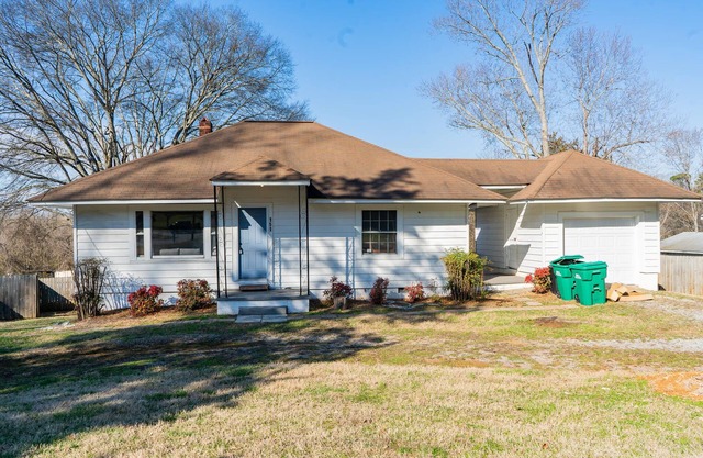 Charming 2 Bedroom Retreat in Prime Location!