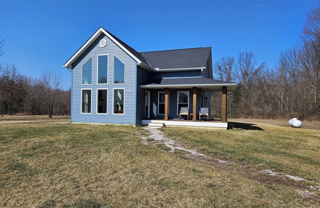 Charming 2-bedroom secluded house in Sunbury with WiFi, AC 7 acres