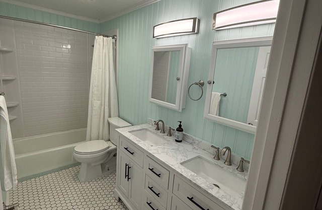Charming 2-bedroom SoCo condo with WiFi, AC, in fantastic Austin
