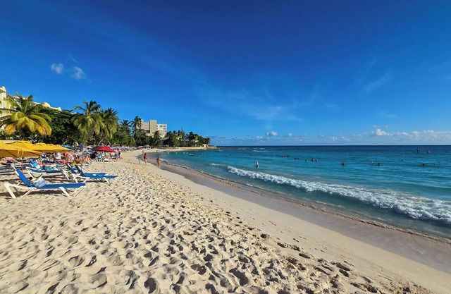 Charming 2-bedroom Sunshine Cottage on south coast with WiFi, AC