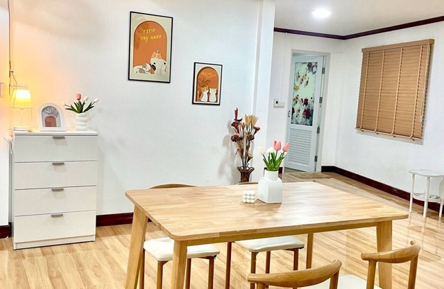 Charming 2-bedroom house with WiFi, AC in pleasant Tambon Khlung