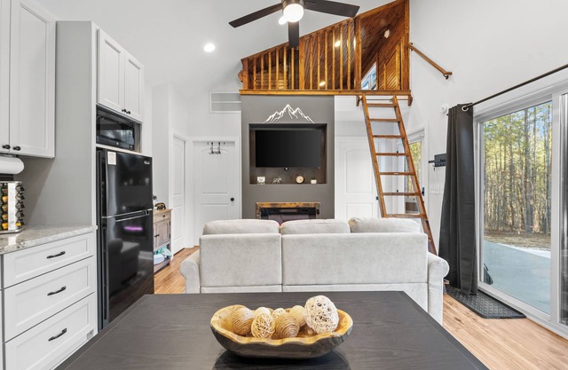 Charming 2-bedroom tiny home with hot tub, fire pit, close to Nelson 151