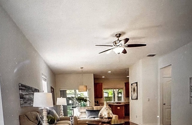 Charming 2-bedroom townhome in beautiful Riverview with WiFi, AC