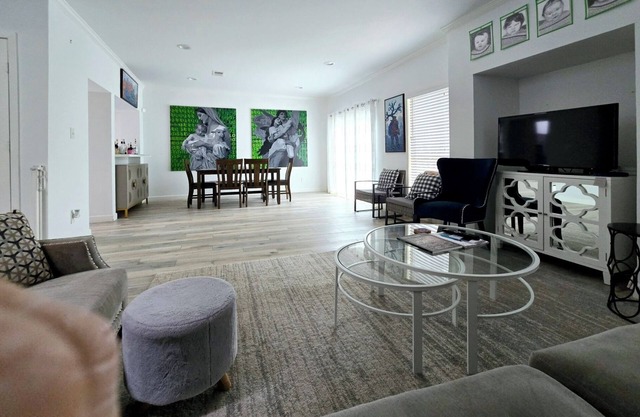 Charming 2-bedroom townhome in energy corridor, FULL of light