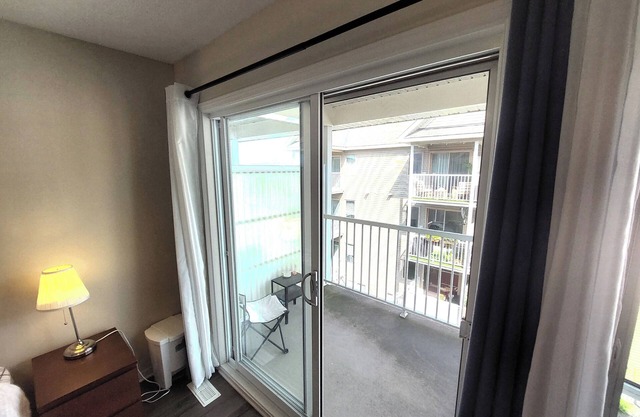 Charming 2-Bedroom Townhome -WiFi- Near Ottawa Airport