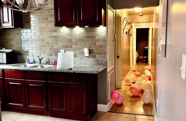 Charming 2-bedroom townhome 5 mins from Airport
