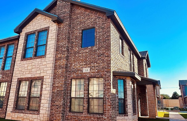 Charming 2-bedroom townhome with an office