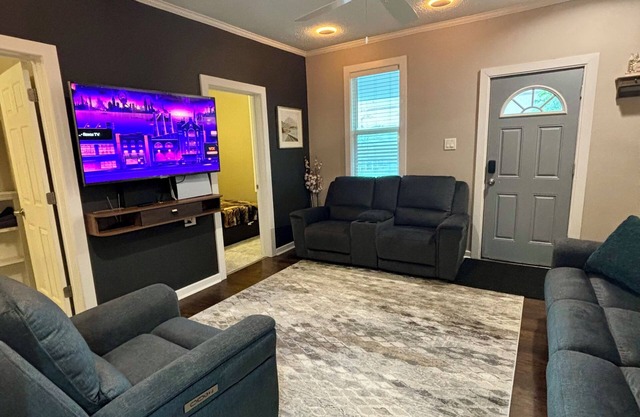 Charming 2-bedroom unit in serene Hamtramck, minutes from down town Detroit
