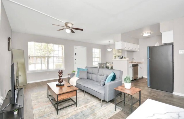 Charming 2-Bedroom unit with a Pool, Work Desk & Free Wi-Fi
