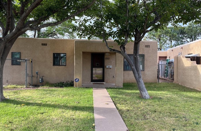 Charming 2-bedroom house with AC, WiFi, walking distance from UPTOWN!