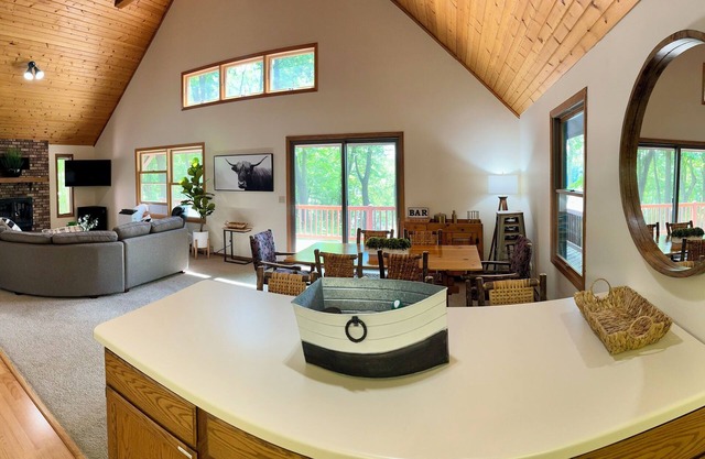 Charming 2-bedroom cabin with AC and WiFi on Balsam Lake