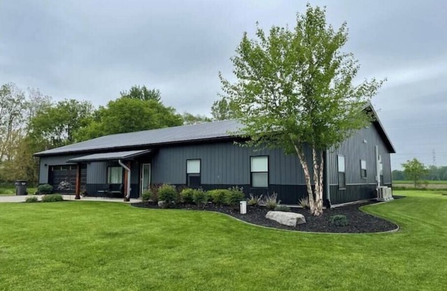 Charming 2 Bedroom Home with Hot Tub and Fire Pit